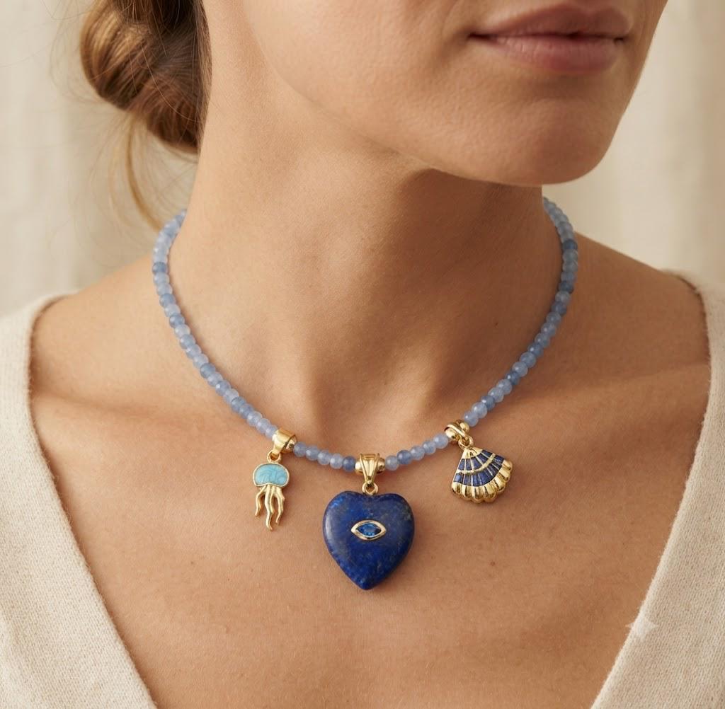 Collana Girocollo in Pietra Dura di Zircone Azzurro con Ciondoli e Cuore Centrale in Acciaio Inossidabile Anallergico