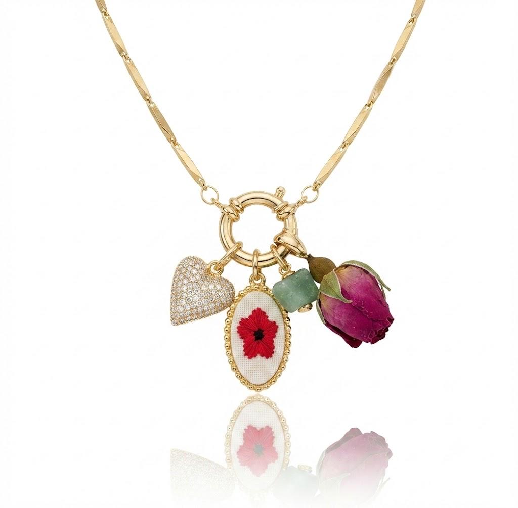 Collana artigianale con ciondolo a rosa eterna e ricamo a mano in acciaio inossidabile anallergico - Dea Creazioni