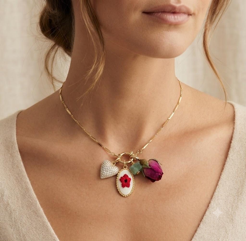 Collana Artigianale con Ciondolo a Rosa Eterna e Ricamo a Mano in Acciaio Inossidabile Anallergico